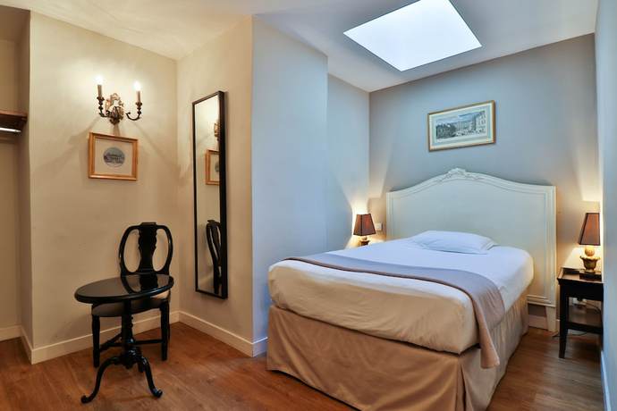 Imagen de la habitación del Hotel Hôtel du Midi. Foto 6