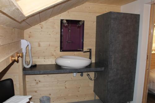Imagen de la habitación del Hotel H&ocirc;tel du Puy Ferrand , Restaurant La Table de l\'Ours. Foto 7