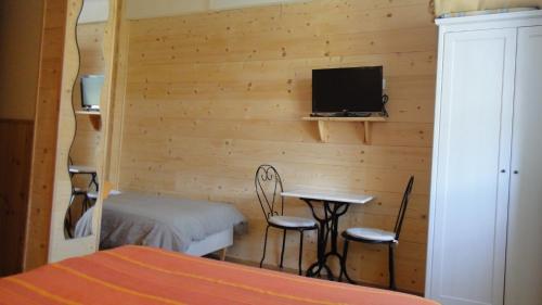 Imagen de la habitación del Hotel H&ocirc;tel l\'&Eacute;quipe. Foto 6