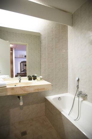 Imagen de la habitación del Hotel H&ocirc;tel l\'Onda. Foto 3