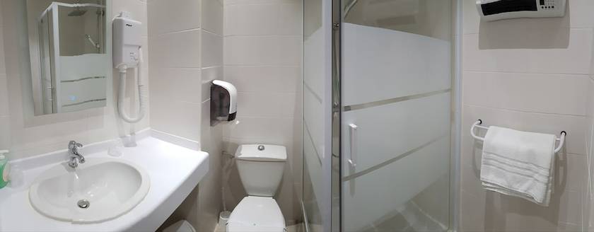 Imagen de la habitación del Hotel H&ocirc;tel la B&eacute;rang&egrave;re, Perouges. Foto 8