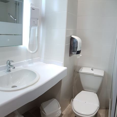 Imagen de la habitación del Hotel H&ocirc;tel la B&eacute;rang&egrave;re, Perouges. Foto 12