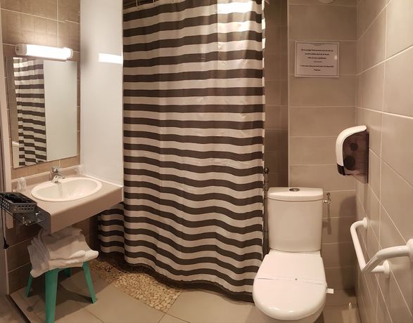 Imagen de la habitación del Hotel H&ocirc;tel la B&eacute;rang&egrave;re, Perouges. Foto 13