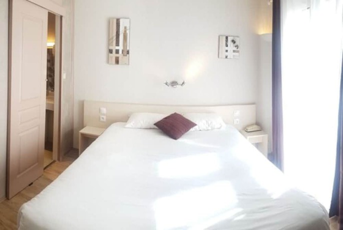 Imagen de la habitación del Hotel H&ocirc;tel la B&eacute;rang&egrave;re, Perouges. Foto 17