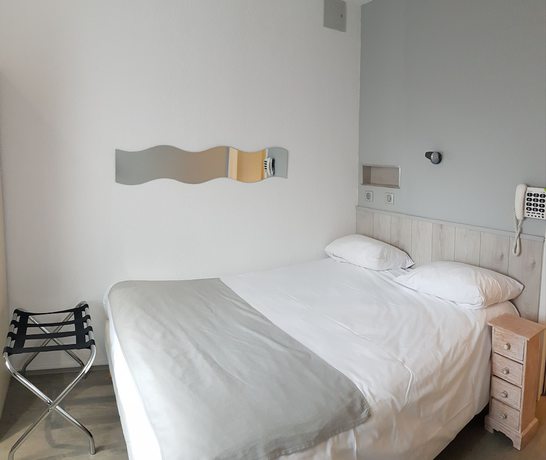Imagen de la habitación del Hotel H&ocirc;tel la B&eacute;rang&egrave;re, Perouges. Foto 19