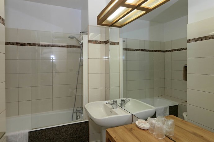 Imagen de la habitación del Hotel H&ocirc;tel la Randonn&eacute;e, Nasbinals. Foto 10