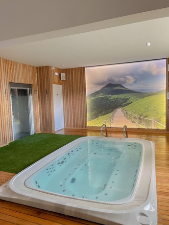 Imagen de la piscina del Hotel H&ocirc;tel le Baudiere. Foto 13