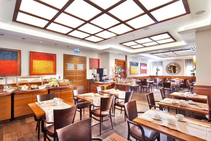 Imagen del bar/restaurante del Hotel H&ocirc;tel le Square, Ginebra. Foto 4