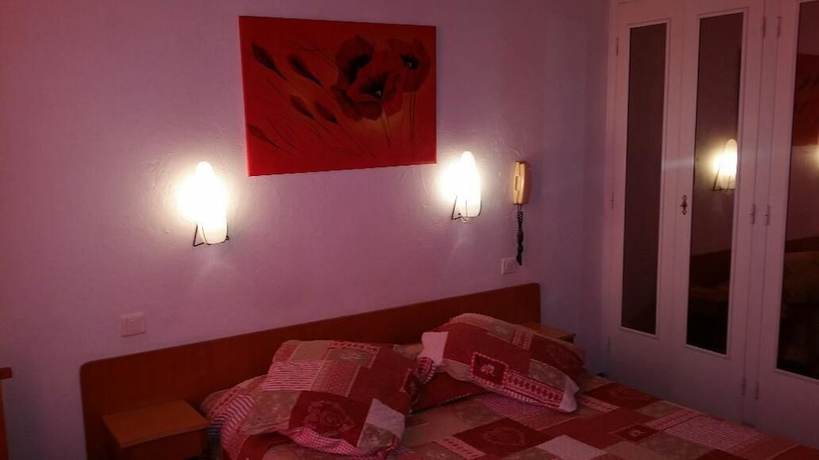Imagen de la habitación del Hotel H&ocirc;tel le Tourisme. Foto 14