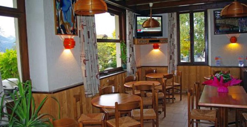 Imagen del bar/restaurante del Hotel H&ocirc;tel le Tourisme. Foto 10