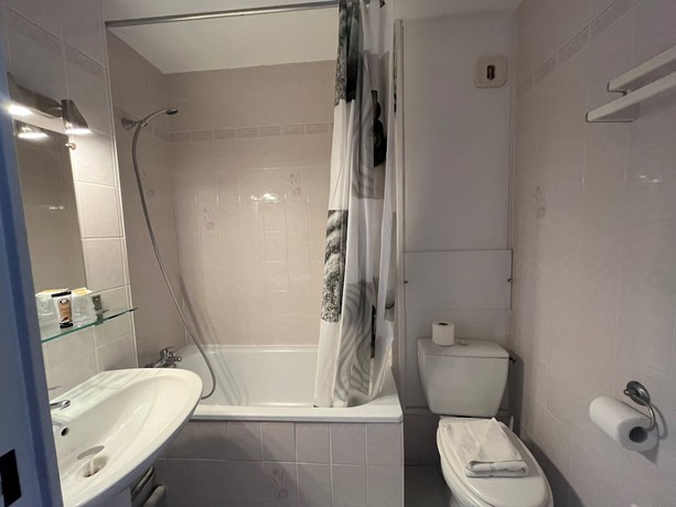 Imagen de la habitación del Hotel H&ocirc;tel les Arcades, Saintes Maries de la Mer. Foto 7