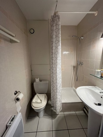 Imagen de la habitación del Hotel H&ocirc;tel les Arcades, Saintes Maries de la Mer. Foto 8