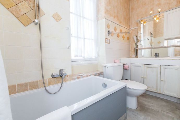 Imagen de la habitación del Hotel H&ocirc;tel les Liserons de Mougins. Foto 6