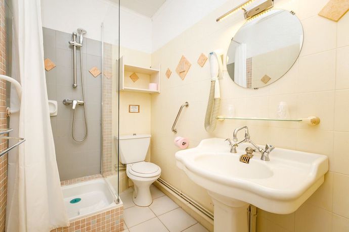 Imagen de la habitación del Hotel H&ocirc;tel les Liserons de Mougins. Foto 8