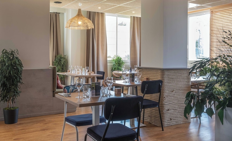 Imagen de los interiores del Hotel H&ocirc;tel l\'escale marine. Foto 17