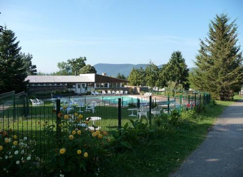 Imagen general del Hotel H&ocirc;tel parc & spa Les cigognes. Foto 3