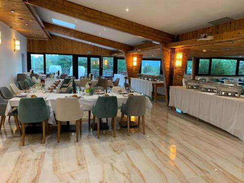 Imagen general del Hotel H&ocirc;tel parc & spa Les cigognes. Foto 7