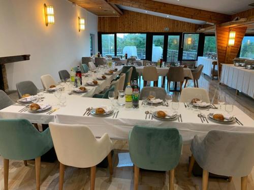 Imagen general del Hotel H&ocirc;tel parc & spa Les cigognes. Foto 8