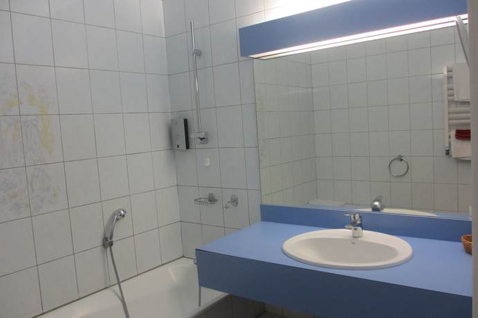 Imagen de la habitación del Hotel H&ocirc;tel-Restaurant La Cr&egrave;che et sa piscine int&eacute;rieure. Foto 4