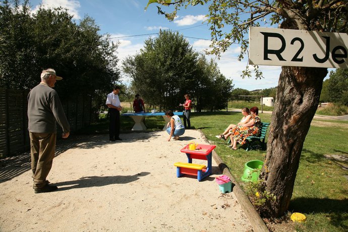 Imagen de los exteriores del Hotel H&ocirc;tel-Restaurant La Cr&egrave;che et sa piscine int&eacute;rieure. Foto 13