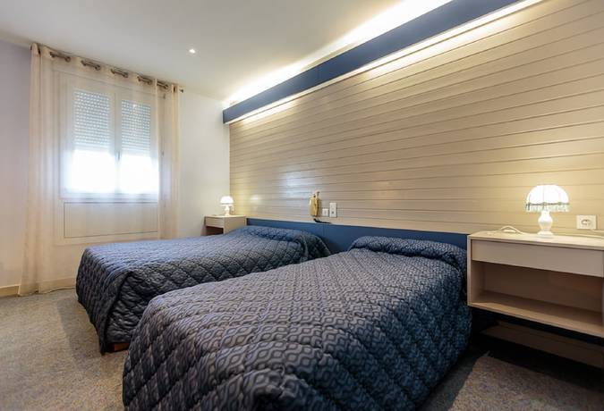 Imagen de la habitación del Hotel H&ocirc;tel-Restaurant La Cr&egrave;che et sa piscine int&eacute;rieure. Foto 5