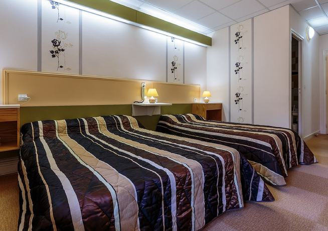 Imagen de la habitación del Hotel H&ocirc;tel-Restaurant La Cr&egrave;che et sa piscine int&eacute;rieure. Foto 6