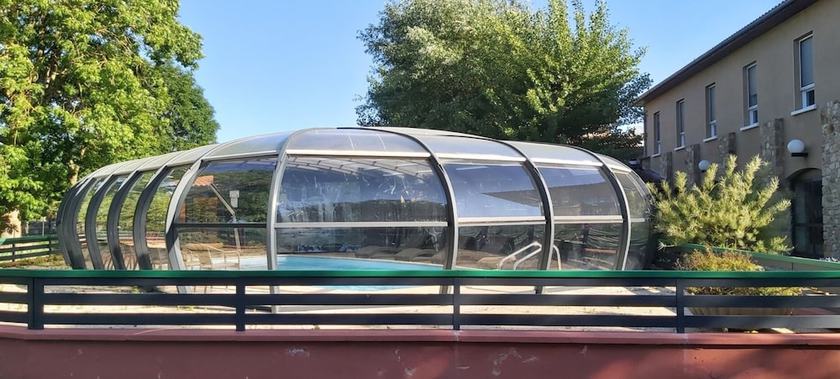 Imagen de la piscina del Hotel H&ocirc;tel-Restaurant La Cr&egrave;che et sa piscine int&eacute;rieure. Foto 18