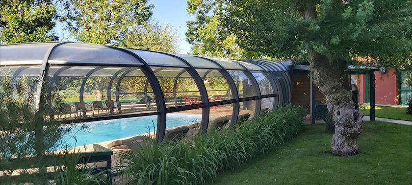 Imagen de la piscina del Hotel H&ocirc;tel-Restaurant La Cr&egrave;che et sa piscine int&eacute;rieure. Foto 19