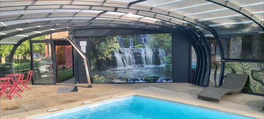 Imagen de la piscina del Hotel H&ocirc;tel-Restaurant La Cr&egrave;che et sa piscine int&eacute;rieure. Foto 20