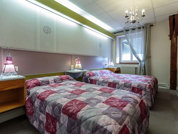 Imagen de la habitación del Hotel H&ocirc;tel-Restaurant La Cr&egrave;che et sa piscine int&eacute;rieure. Foto 9