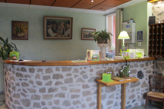 Imagen de los interiores del Hotel H&ocirc;tel-Restaurant La Cr&egrave;che et sa piscine int&eacute;rieure. Foto 16