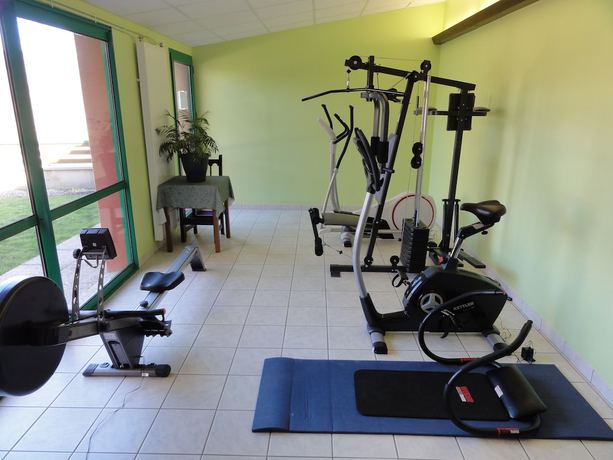 Imagen de los interiores del Hotel H&ocirc;tel-Restaurant La Cr&egrave;che et sa piscine int&eacute;rieure. Foto 17