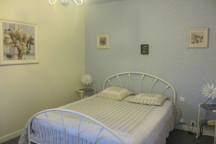 Imagen de la habitación del Hotel H&ocirc;tel-Restaurant La Cr&egrave;che et sa piscine int&eacute;rieure. Foto 11