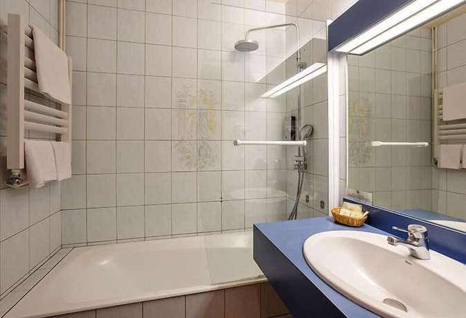 Imagen de la habitación del Hotel H&ocirc;tel-Restaurant La Cr&egrave;che et sa piscine int&eacute;rieure. Foto 12