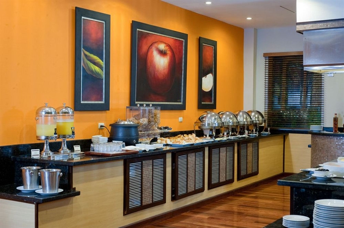 Imagen del bar/restaurante del Hotel Hodelpa Garden Court. Foto 2