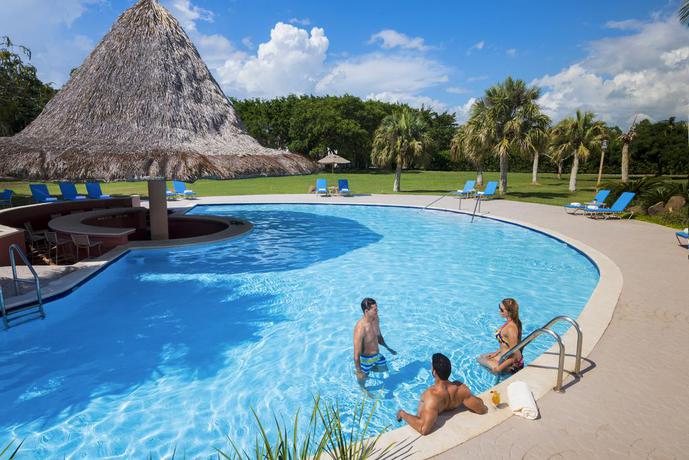 Imagen de la piscina del Hotel Hodelpa Garden Suites Golf and Convention Center. Foto 9