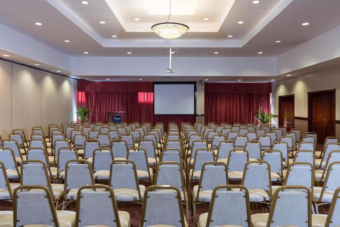 Imagen de los interiores del Hotel Hodelpa Garden Suites Golf and Convention Center. Foto 8