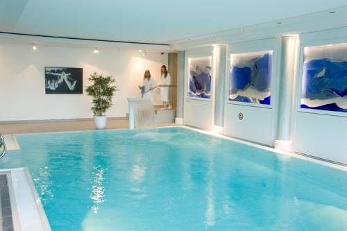 Imagen de la habitación del Hotel Hofgut Georgenthal. Foto 2