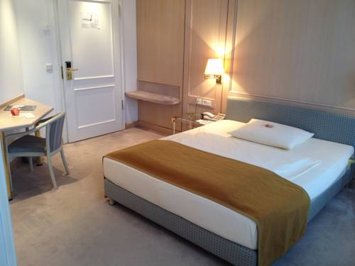 Imagen de la habitación del Hotel Hofgut Georgenthal. Foto 3