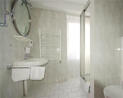 Imagen de la habitación del Hotel Hohenzollern. Foto 7