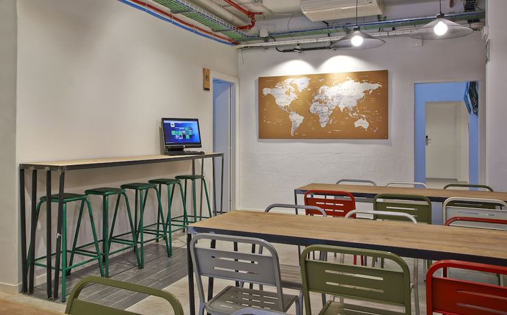 Imagen de los interiores del Hotel Hola Hostal Collblanc - Hostel. Foto 10