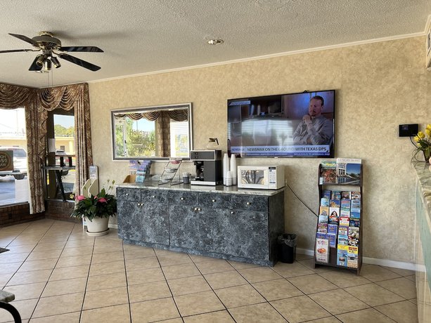 Imagen de los interiores del Hotel Hole Inn The Wall - Sunset Plaza - Fort Walton Beach. Foto 9