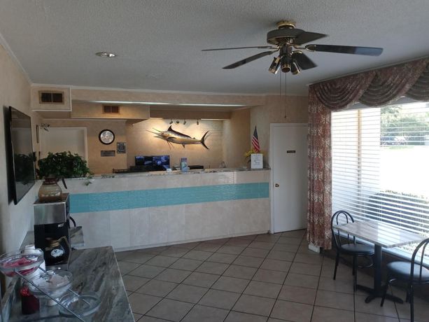 Imagen de los interiores del Hotel Hole Inn The Wall - Sunset Plaza - Fort Walton Beach. Foto 16