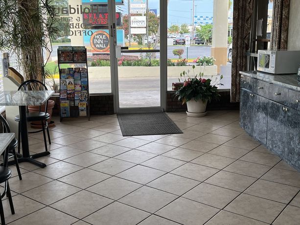 Imagen de los interiores del Hotel Hole Inn The Wall - Sunset Plaza - Fort Walton Beach. Foto 17