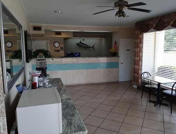 Imagen de los interiores del Hotel Hole Inn The Wall - Sunset Plaza - Fort Walton Beach. Foto 18