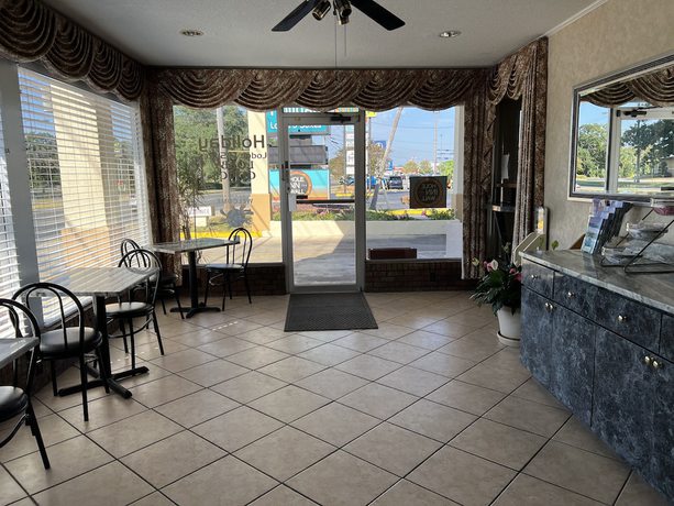 Imagen de los interiores del Hotel Hole Inn The Wall - Sunset Plaza - Fort Walton Beach. Foto 19