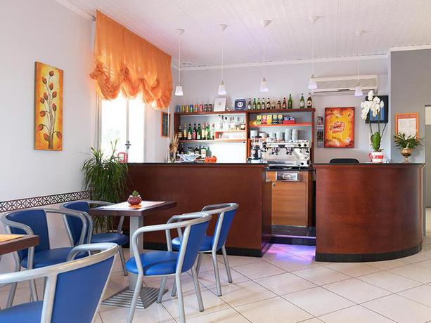 Imagen del bar/restaurante del Hotel Holiday Beach, Rimini. Foto 2