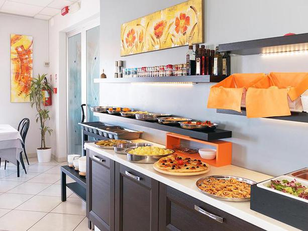 Imagen del bar/restaurante del Hotel Holiday Beach, Rimini. Foto 4