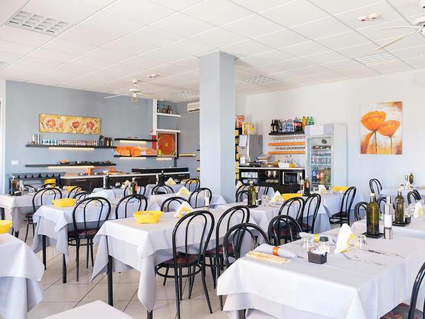 Imagen del bar/restaurante del Hotel Holiday Beach, Rimini. Foto 5
