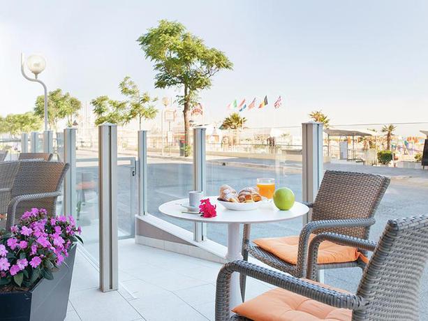Imagen de los exteriores del Hotel Holiday Beach, Rimini. Foto 9